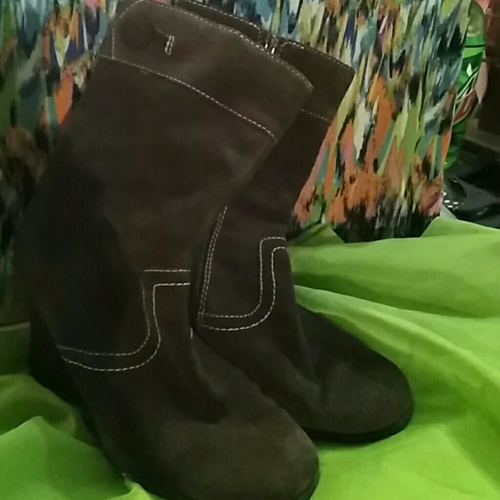 Yellow box woman's boots sz 8